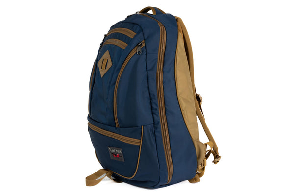 The Guide's Edition Synik 30 in Navy 420 Parapack shot in profile.